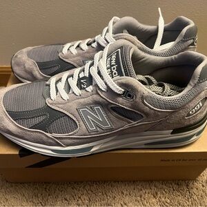 New Balance Gray Athletic Shoes with Classic Design
New balance 991v2 size 10